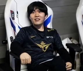 Kaiyun-包含Rookie迎来二十赛季高光表现，FPX球迷沸腾！的词条